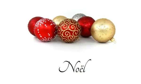 exemple de marque-place avec des boules de Noël et le prénom Noël